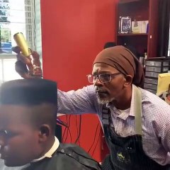 Un coiffeur très minutieux