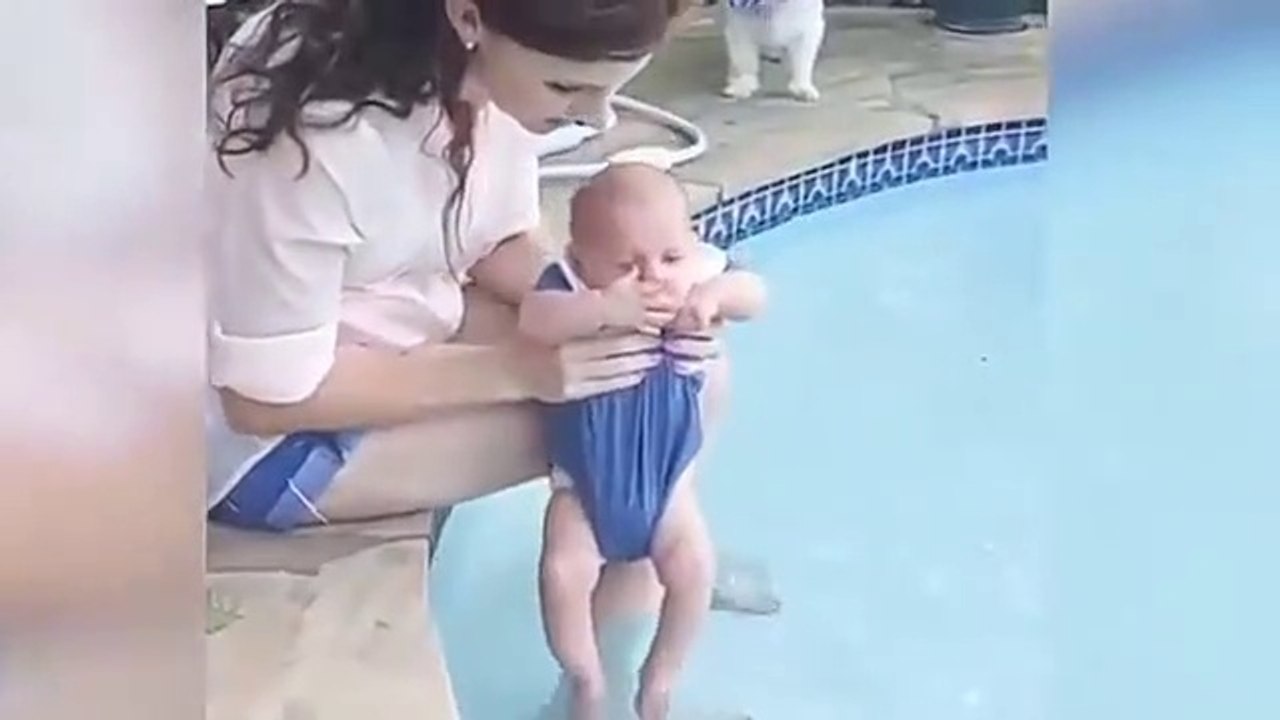 Funny_Babies_Playing_With_Water