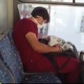 Yoğun mesai sonrası otobüste uyuyan sağlık çalışanı cep telefonu ile kaydedildi