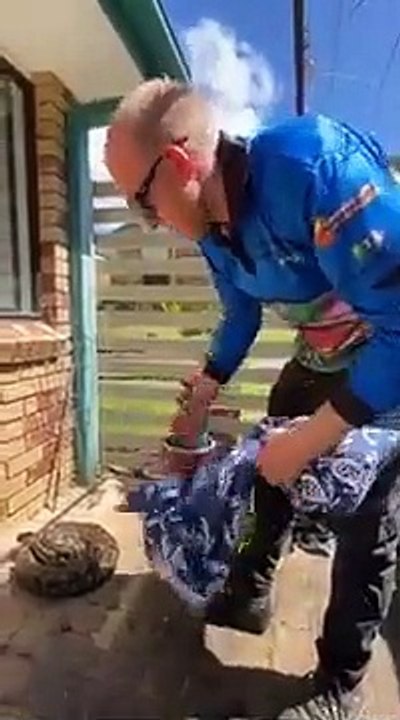 Ce qu'il découvre sous la poubelle de cette femme est incroyable... python énorme