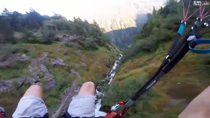 Ce parachutiste suit une rivière au ras du sol et c'est impressionnant