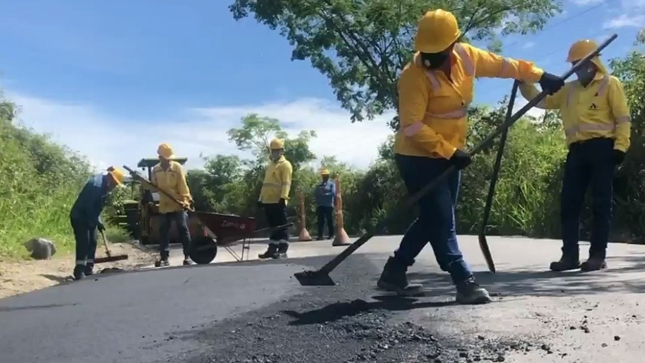 Mujeres que inspiran: por amor a sus hijos pavimenta su futuro