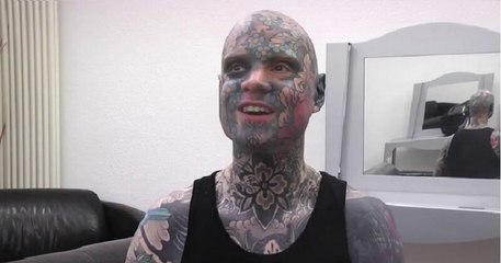 Dans l'Essonne, ce professeur des écoles, entièrement tatoué, est menacé de ne plus pouvoir enseigner