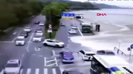 Çin'de dev gelgit dalgaları otoyolu vurdu! Dehşet anları böyle görüntülendi