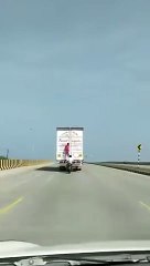 हाईवे पर दिनदहाड़े ट्रक से माल चुराने का वीडियो वायरल