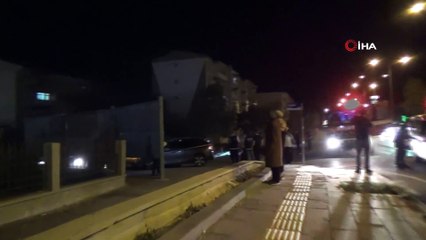 Otomobiller kavşakta çarpıştı, takla atan araç kaldırımda yürüyen yayanın üzerine devrildi