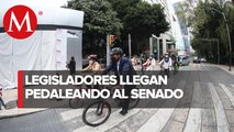 En Día Mundial sin Automóvil, senador de Morena llega pedaleando a sesionar