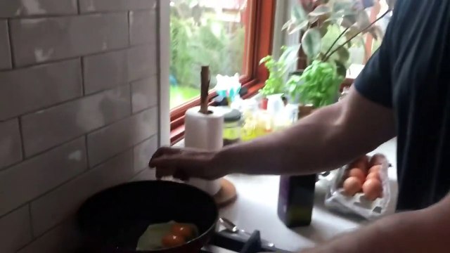 Ce qu'il trouve dans les oeufs en faisant son omelette est incroyable