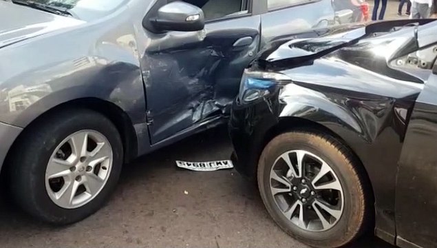 Carros se envolvem em forte colisão no Centro