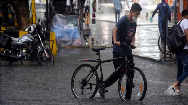 Mumbai: Heavy rain leads to flooding in several parts