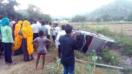 खम्भे से टकराई कार, खाई में जाकर पलटी