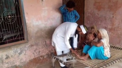 बुजुर्गों का हाल-चाल लेने पहुंचे पंकज यादव