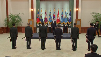 문 대통령, 합참의장 등 軍 장성에 수치 수여 / YTN