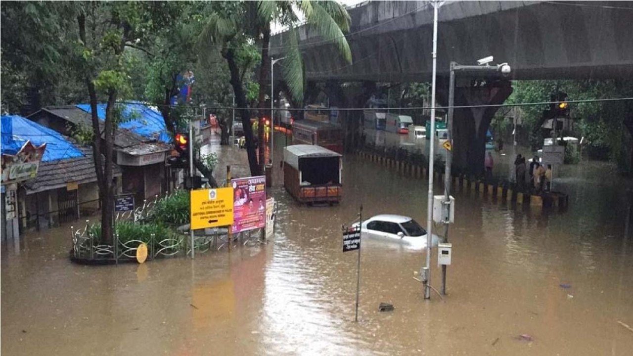 Waterlogging in Byculla, vehicles drown in waist-deep water