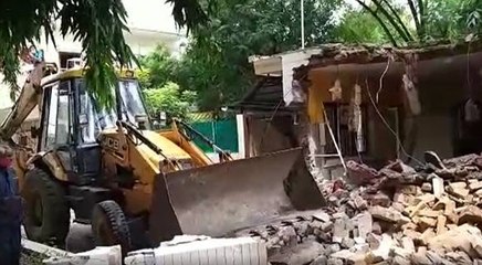 प्रयागराज: बुलडोजर से गिराया गया अतीक अहमद का आशियाना, छावनी में तब्दील रहा इलाका