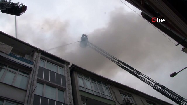 Eyüp Sultan’da bir binanın çatı katında yangın çıktı, olay yerine çok sayıda itfaiye ekibi sevk edildi