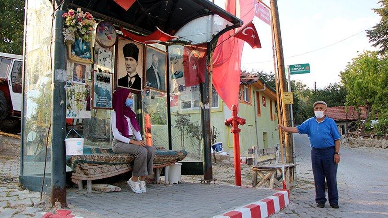 Otobüs durağını evi gibi süsledi: ‘Kapalı olsa daha iyi olur’