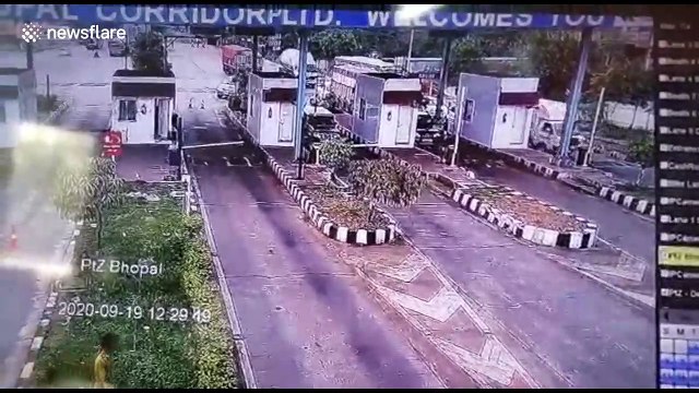 Truck driver flees the scene after smashing into 3 cars at toll gate in India