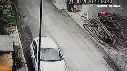 Ateşle oynarken motosiklet yakan çocuklar kamerada
