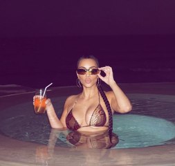 Kim Kardashian en pleine baignade nocturne dans une piscine