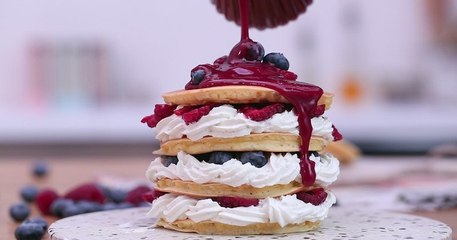 Déjouez les lois de la gravité avec la tour de pancake à la crème et aux fruits rouges !