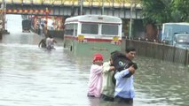 La lluvia provoca un caos circulatorio en Bombay