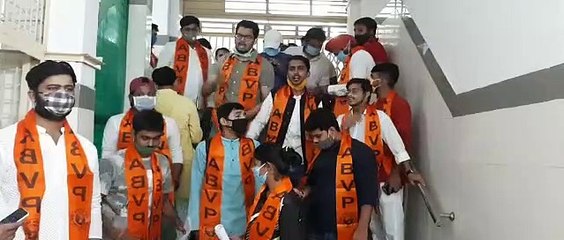 लखनऊ विश्वविद्यालय में ABVP का प्रदर्शन, LU में फीस बढ़ोतरी को लेकर प्रदर्शन