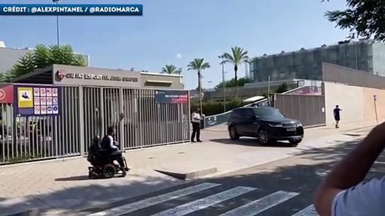 Luis Suarez quitte le centre d'entraînement du Barça en larmes