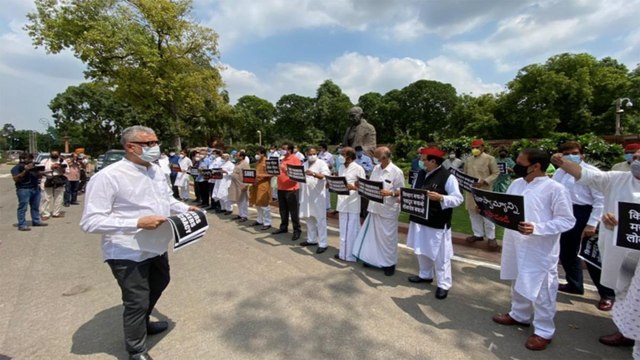 Opposition leaders march in protest over farm bills