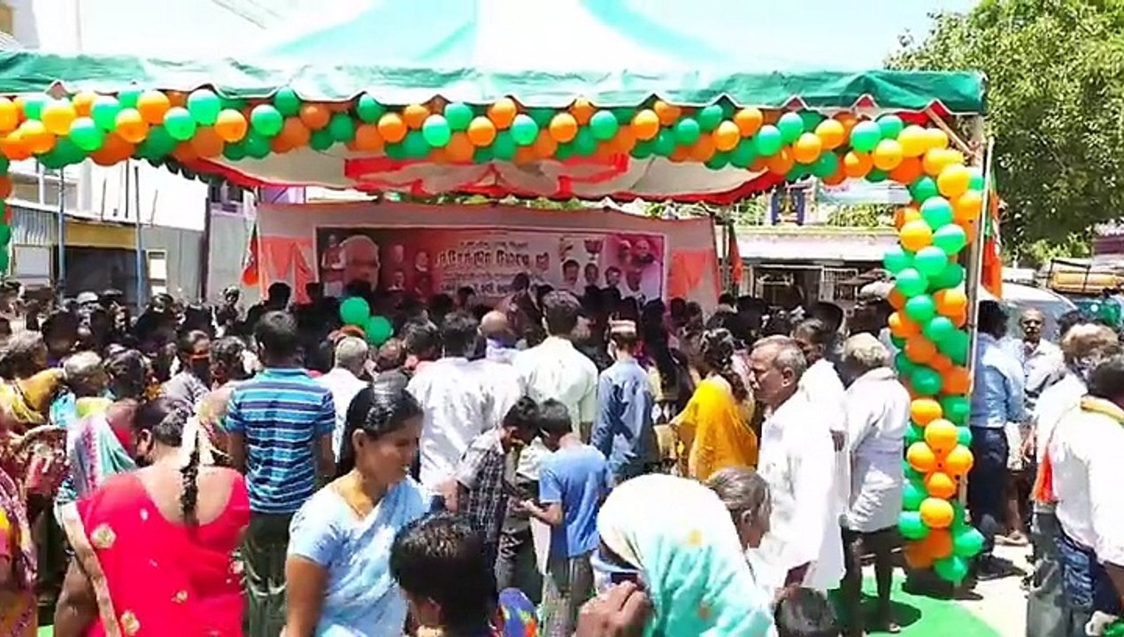 மாஸ்க் & சமூக இடைவெளி இல்லாமல் பாஜகவினரால் கொண்டாடப்பட்ட பிரதமரின் பிறந்த நாள் விழா - வீடியோ