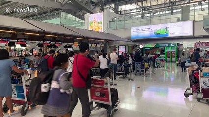 下载视频: Stranded tourists rush to leave Thailand after being threatened with arrest for overstaying visa