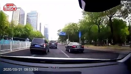 Un conducteur pas content envoi son café sur la voiture d'un autre