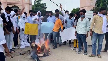 NSUI : कृषि संबंधी अध्यादेशों की जलाई  होली
