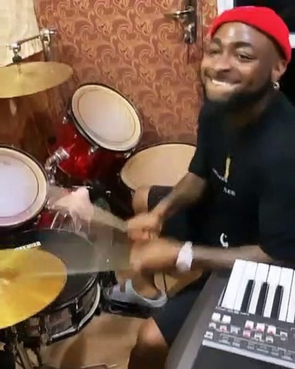 Davido loue l'éternel en mode batteur enflammé