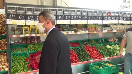 Esnaf, denetime gelen valinin ateşini ölçerek dükkana aldı