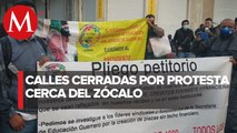 Trabajadores administrativos de la SEP de Guerreo protestan cerca del Zócalo de la CdMx