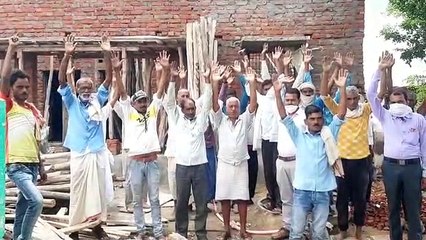 विद्यालय के निर्माण में घटिया मटेरियल का हुआ इस्तेमाल