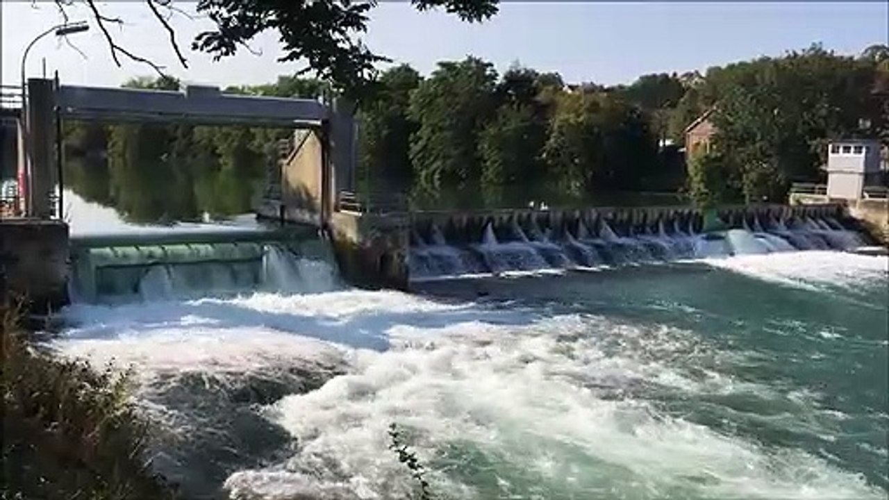 Dormir.Détente ,méditation..35 minutes.relax. Eau qui coule à gros bouillons d'un barrage.
