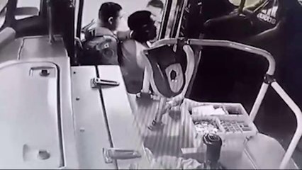 VIDEO: Policías de Fuerza Civil agreden a chofer de ruta urbana