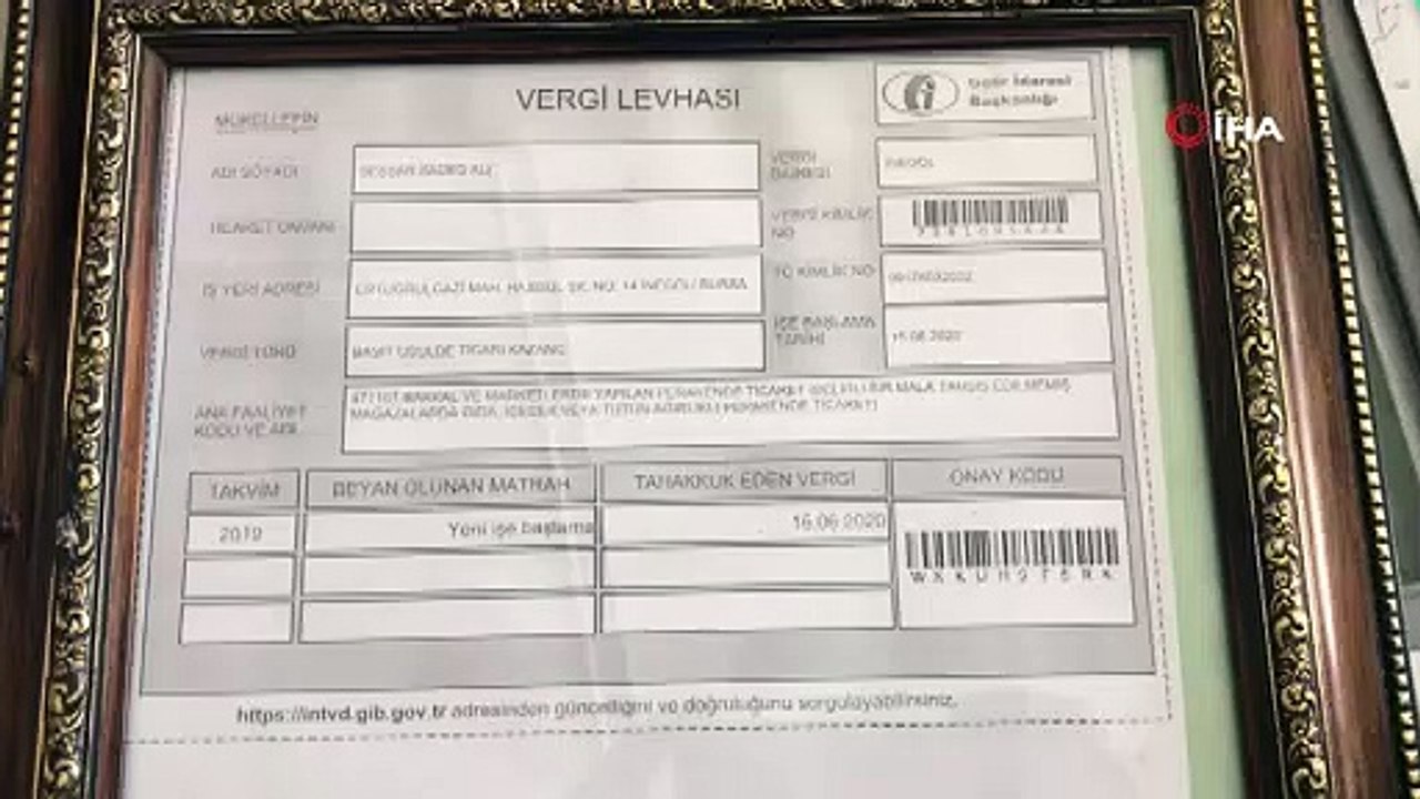 Masanın altına yapılan gizli bölmede kaçak sigara çıktı