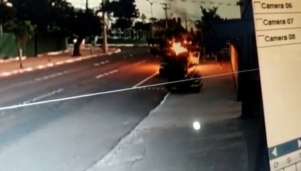 Veja: câmera mostra veículo em chamas na Rua Barão do Cerro Azul