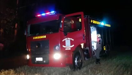 Grande área de vegetação é consumida por incêndio na região do Bairro Interlagos