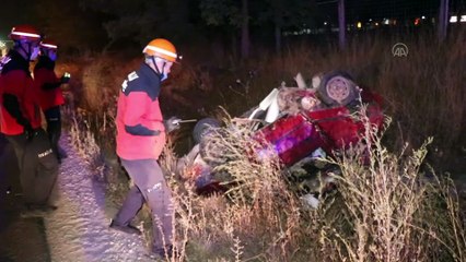 Şarampole devrilerek hurdaya dönen otomobilden sağ çıktılar - BOLU