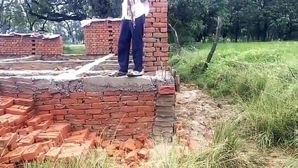 बिना नींव के बन रहा सामुदायिक शौचालय