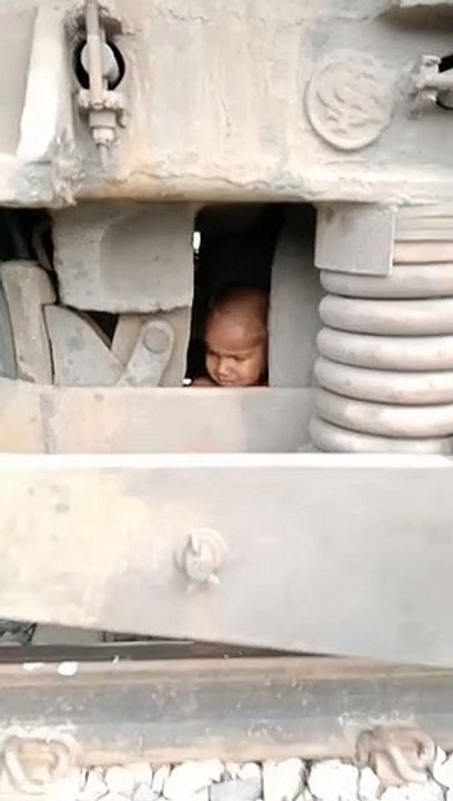 ट्रेन के नीचे आए बच्चे का वीडियो सोशल मीडिया पर हो रहा वायरल