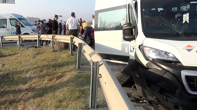 Silivri’de işçileri taşıyan servis kaza yaptı: 2’si ağır 8 yaralı
