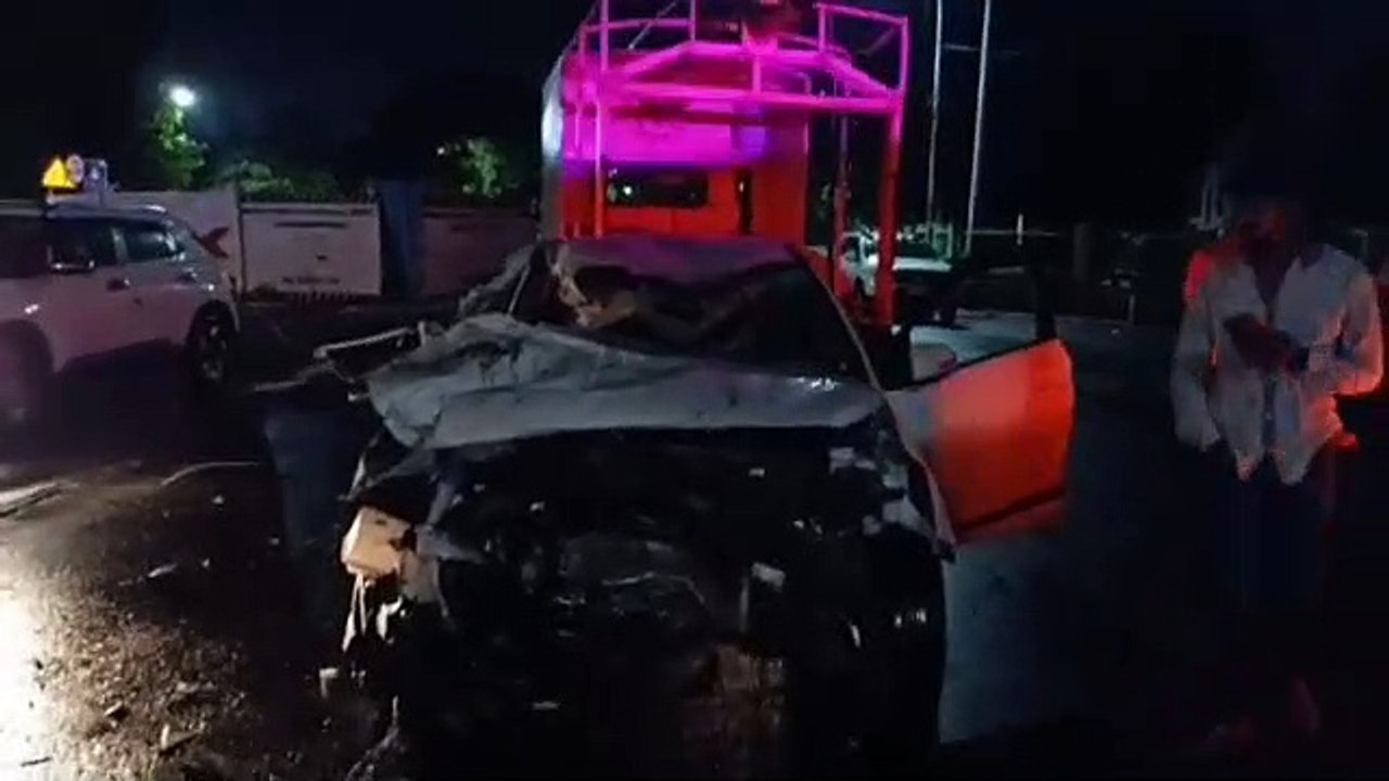 सरिए के ट्रक में घुसी कार,एमआर 10 पर हुआ हादसा,...