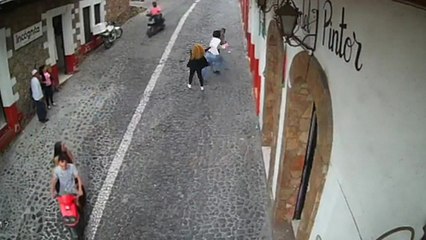 Un voleur de sac à main passe un très mauvais moment