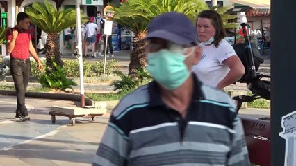 Turistler maske ve sosyal mesafe konusunda duyarsız