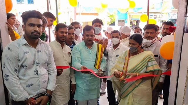 इटावा: मेडिकल स्टोर का फीता काटकर सरिता भदौरिया ने किया उद्घाटन